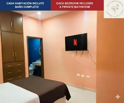 Una televisión o centro de entretenimiento en Golden Zone Gem 3-Suite Apt with Parking