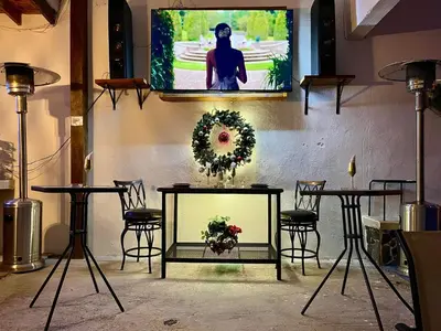 Una televisión o centro de entretenimiento en Hotel 305