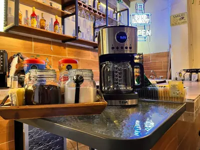 Utensilios para hacer té y café en Hotel 305