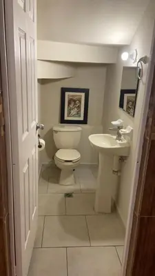 Un baño de Casa al Norte bien ubicada, portón control remoto