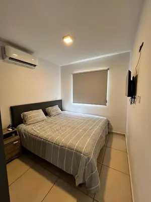 Cama o camas de una habitación en Pacific Nest House Steps from the beach
