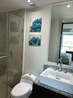 Un baño de Beachfront Apartment