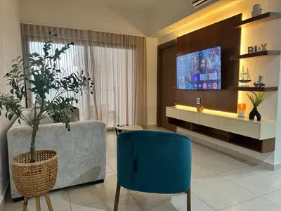 Una televisión o centro de entretenimiento en Relax with panoramic ocean and city views