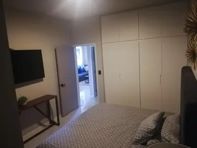 Una televisión o centro de entretenimiento en A beautiful apartment, in the heart of the golden zone!