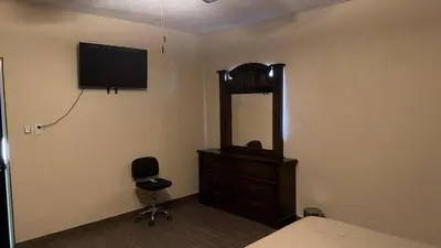 Una televisión o centro de entretenimiento en Furnished apartment 10 minutes from the consulate