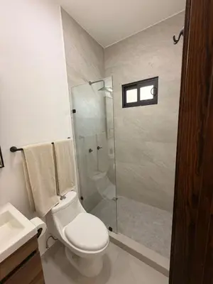 Un baño de Modern beach house in San Carlos