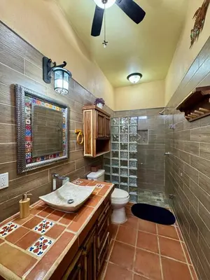 Un baño de Guaju Suite - Stay Close to the Sea & Town