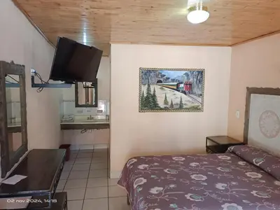 Una televisión o centro de entretenimiento en Paraiso del bosque