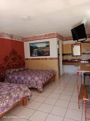 Una televisión o centro de entretenimiento en Paraiso del bosque