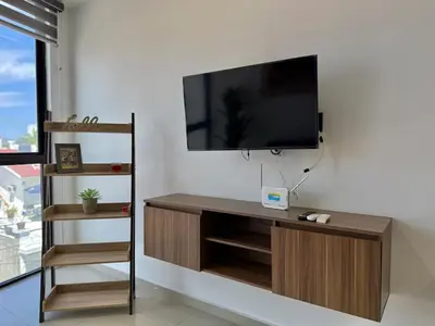 Una televisión o centro de entretenimiento en Apartment Close to the Beach with Pool