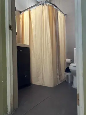 Un baño de habitacion Cerezo