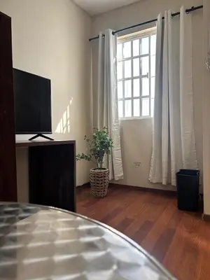 Una televisión o centro de entretenimiento en habitacion Cerezo