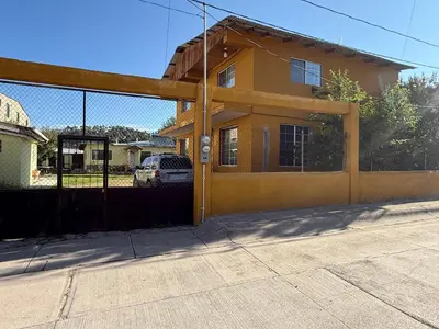 Edificio en el que se encuentra la habitación en casa particular