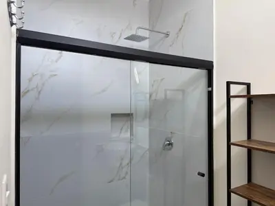 Un baño de Depa A unas calles de la Playa y Zona Dorada ByGPS