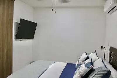 Una televisión o centro de entretenimiento en Hermoso departamento con vista al mar
