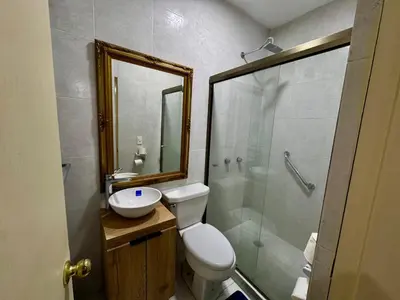 Un baño de Mini Suits Limpias y Confortables