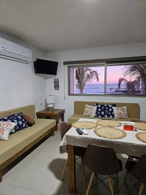 Una televisión o centro de entretenimiento en Camahuiroa Bungalows
