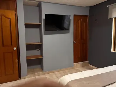Una televisión o centro de entretenimiento en Depa en el Corazon de la Zona Dorada Y Playa