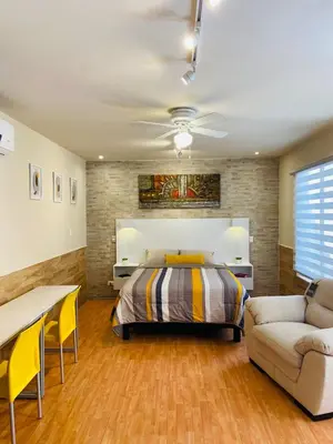 Zona de estar de Departamento Bonito cama Queen, con acceso privado