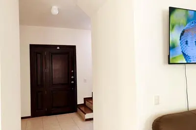 Una televisión o centro de entretenimiento en Casa Moderna al Norte, Vista Panorámica, Super Bien ubicada
