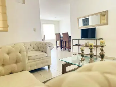 Una televisión o centro de entretenimiento en Departamento Moderno Durazno - 2 Albercas - 3 Min Malecón y Playas