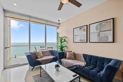 Zona de estar de 24K Propiedades 15th Floor Camino al Mar Beach Front King Bed