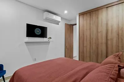 Una televisión o centro de entretenimiento en 24K Propiedades 15th Floor Camino al Mar Beach Front King Bed