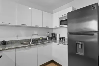 Una cocina o zona de cocina en 24K Propiedades 15th Floor Camino al Mar Beach Front King Bed