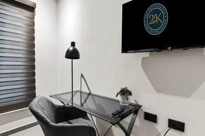 Una televisión o centro de entretenimiento en Industrial Loft King Bed and 2 Office Spaces