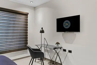 Una televisión o centro de entretenimiento en Industrial Loft King Bed and 2 Office Spaces