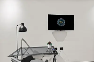 Una televisión o centro de entretenimiento en Industrial Loft King Bed and 2 Office Spaces