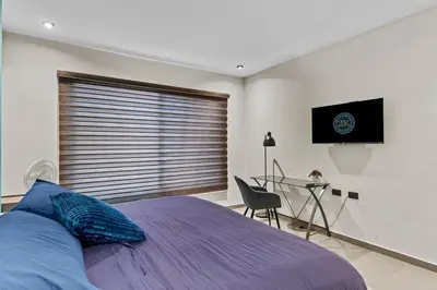 Cama o camas de una habitación en Industrial Loft King Bed and 2 Office Spaces