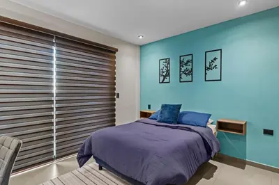 Cama o camas de una habitación en Industrial Loft King Bed and 2 Office Spaces