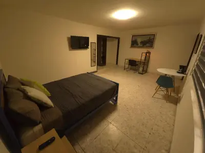 Una televisión o centro de entretenimiento en OLYMPIA SUITES sleep local habitaciones ejecutivas