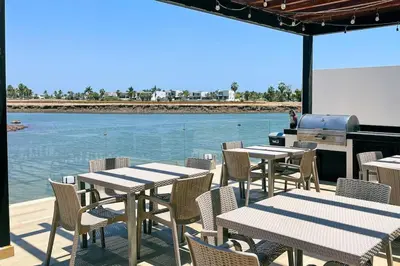 Plano de Marina view pool and restaurants nearby