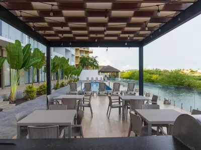 Plano de Marina view pool and restaurants nearby
