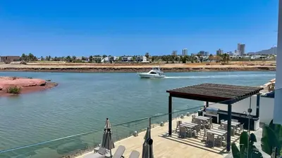 Plano de Marina view pool and restaurants nearby