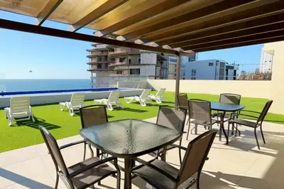 Plano de Beautiful apartment just 1 block from the beach
