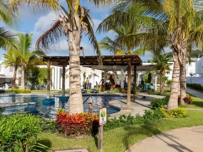 Plano de Home with Pool 3 Minutes away from the beach