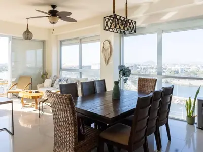 Plano de Stylish seaside apartment with stunning ocean view