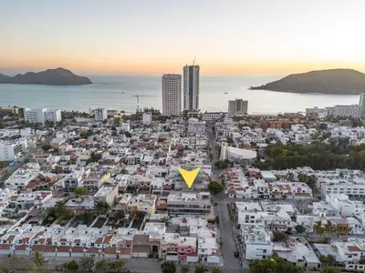 Plano de Lovely apartment with pool 4 blocks from the beach