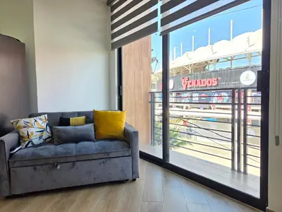 Zona de estar de Departamento con vista al Estadio de Béisbol