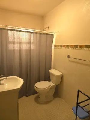 Un baño de OLIMPIA Suites sleep local, Suite Jr