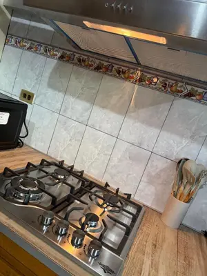 Una cocina o zona de cocina en Departamento Nuevo Céntrico con vista hacia la catedral