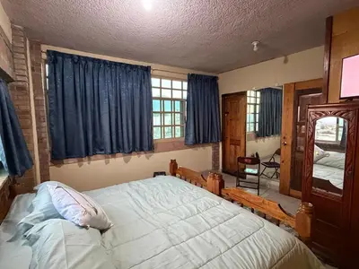 Cama o camas de una habitación en Departamento Nuevo Céntrico con vista hacia la catedral