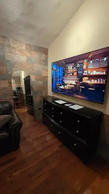 Una televisión o centro de entretenimiento en Luxury Suites Tokio a 100 mts del consulado