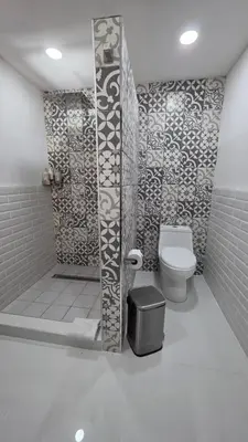 Un baño de Luxury Suites Bangkok a 100 mts del consulado