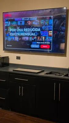 Una televisión o centro de entretenimiento en Luxury Suites Bangkok a 100 mts del consulado