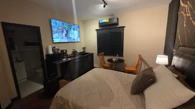 Una televisión o centro de entretenimiento en Luxury Suites Hong Kong a 100 mts del consulado