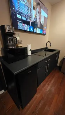 Una cocina o zona de cocina en Luxury Suites Hong Kong a 100 mts del consulado